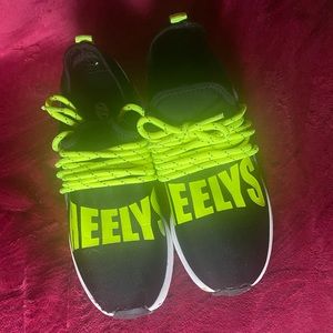 Heelys Skate Tennis Shoes size 2Y